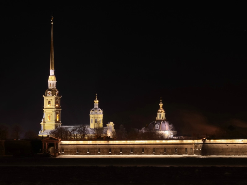 Вид на Петропавловский собор ночь