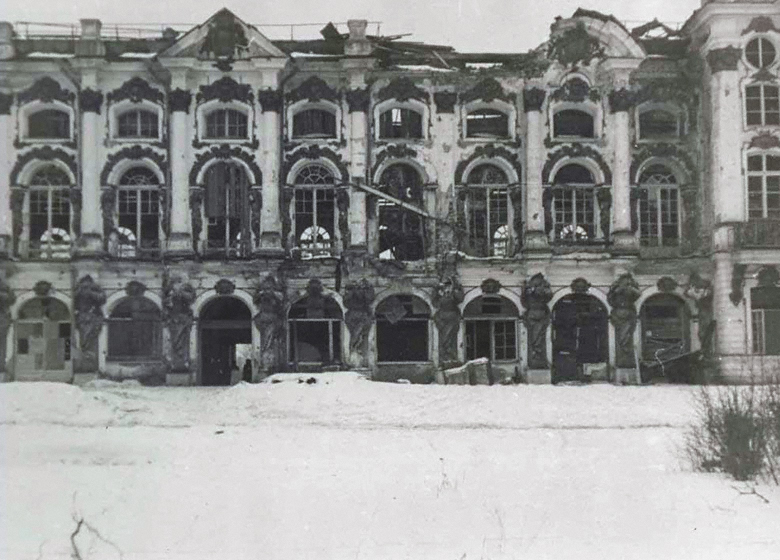 Вид Большого Екатерининского дворца, 1944 г.