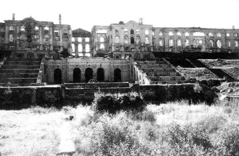 Большой Петергофский дворец со стороны Большого цветника. 1944 г. 