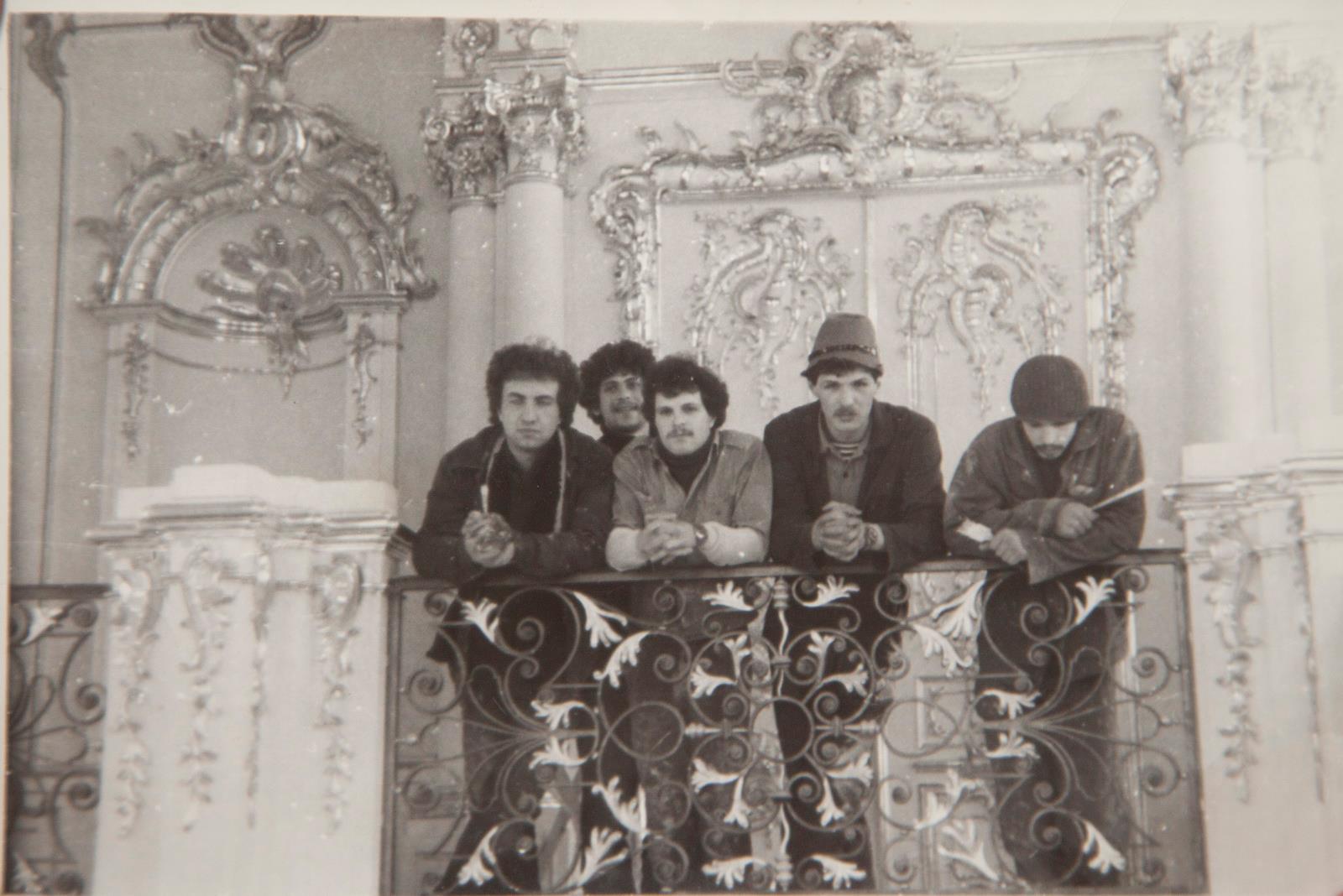 Бригада столяров. Послевоенная реставрация Парадной лестницы Большого Петергофского дворца,  1985 год